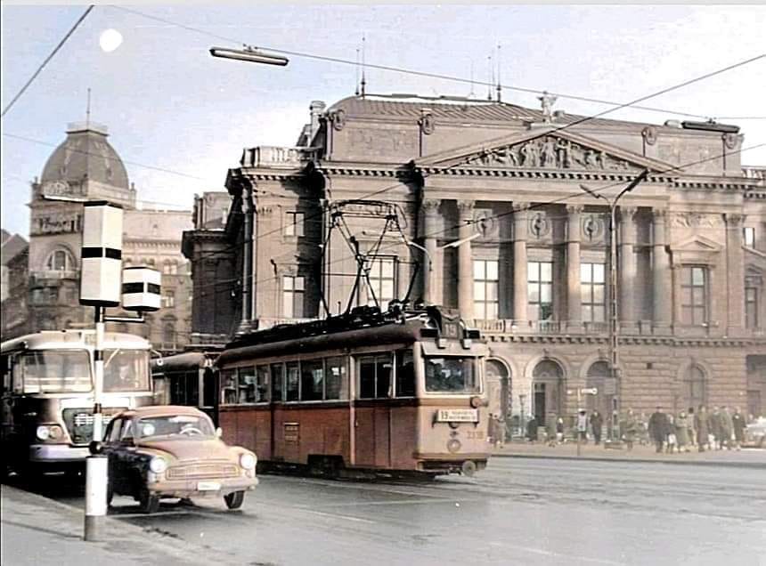 A Blaha Lujza tér a Nemzeti Színházzal és a Rákóczi út “a villamossal” 1965-ben.