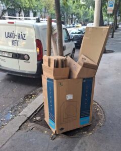Egy mozdulat, és több karton fér a kukába