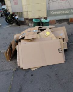 Egy mozdulat, és több karton fér a kukába