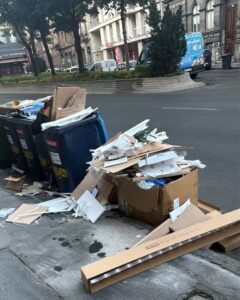 Egy mozdulat, és több karton fér a kukába