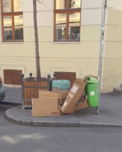 Egy mozdulat, és több karton fér a kukába