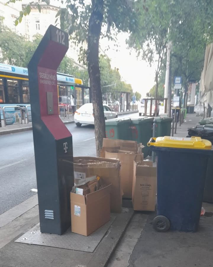 Egy mozdulat, és több karton fér a kukába
