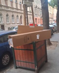 Egy mozdulat, és több karton fér a kukába