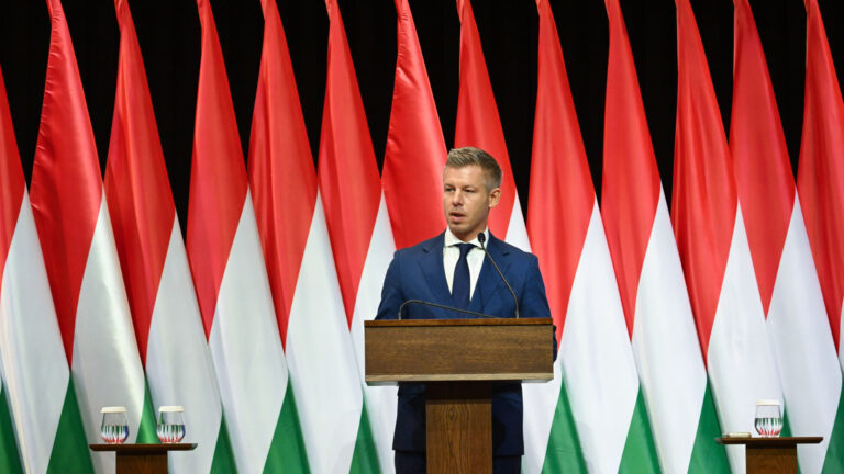 Másképp adózik majd a kisvállalkozó és a milliárdos