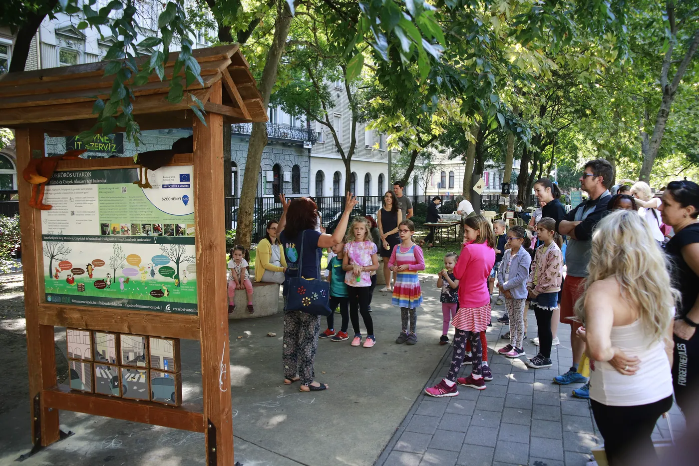 Meseösvény az Almássy téri parkban