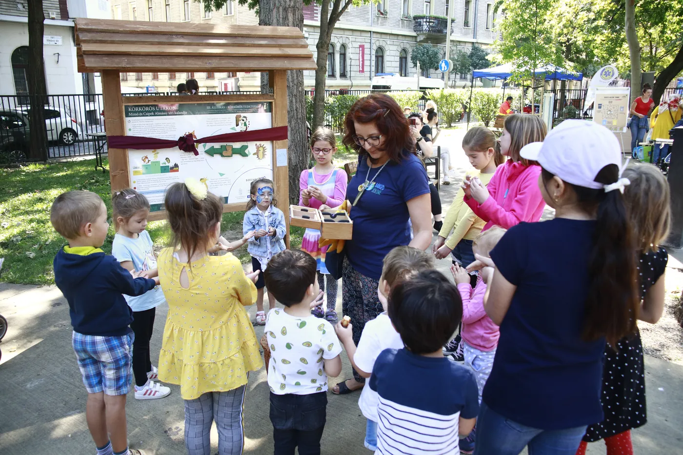 Meseösvény az Almássy téri parkban